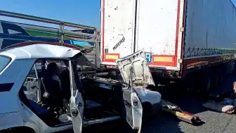 Osmaniye Düziçi'nde Otomobilin Tıra Çarpması Sonucu 5 Kişi Yaralandı