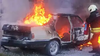Samsun'da Kaportacı Dükkanında Yangın: Otomobil Alevlere Teslim Oldu
