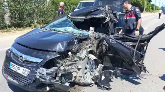 Samsun'da Otomobilin TIR'a Çarpması Sonucu 2 Yaralı