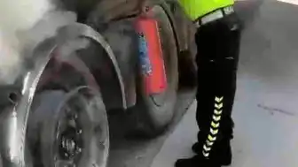 Şanlıurfa'da Alev Alan Yakıt Tankeri Jandarma Tarafından Söndürüldü