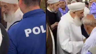 Şanlıurfa'da Cami İçinde El Öpme Tartışması: Polis Memurunun Sıradaki Görüntüsü Tepki Çekti