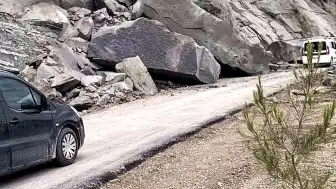 Sinop'un Ayancık İlçesinde Heyelan Nedeniyle Köy Yolu Ulaşıma Kapatıldı