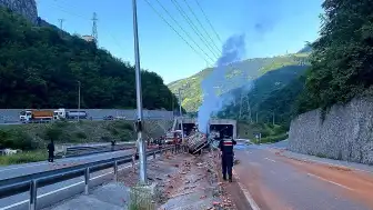 Trabzon'da Kamyon Bariyerlere Çarparak Alev Aldı: 1 Kişi Hayatını Kaybetti