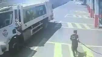 Yalova'da Seyir Halindeki Çöp Kamyonunda Çıkan Yangın İtfaiye İstasyonunda Söndürüldü