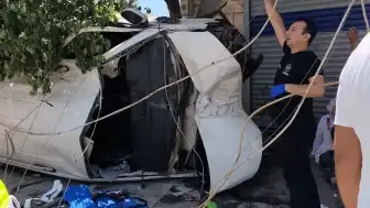 Adıyaman'da Trafik Kazası: Hafif Ticari Araç Elektrik Direğine Çarptı, 9 Yaralı