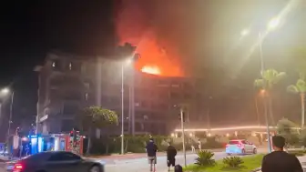 Antalya Alanya'da Otel Yangını: Çatı Katında Çıkan Alevler Tahliye Getirdi