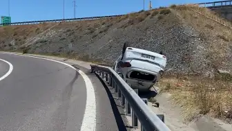 Başakşehir'de otomobilin bariyerlere çarpması sonucu 3 kişi yaralandı