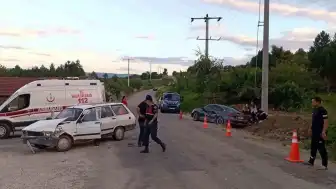 Bilecik Yenipazar'da iki otomobil çarpıştı: 10 yaralı