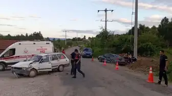 Bilecik Yenipazar'da İki Otomobil Çarpıştı: 10 Yaralı