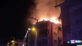 Bolu'da Apartman Çatı Katında Yangın: Kullanılamaz Hale Geldi