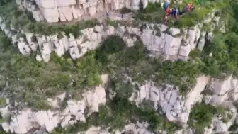 Çin'de Jiaozi Uçurumu'nda Kurtarma Operasyonu: 55 Metreden Düşen Turist Hayatını Kaybetmekten Kurtuldu