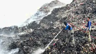 Endonezya'nın Başkenti Cakarta Yakınlarında Çöp Sahasında Yangın Çıktı