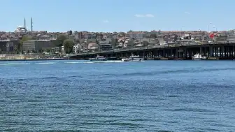 Haliç'te Tur Teknesi Köprü Ayağına Çarptı: Bir Personel Denize Düştü