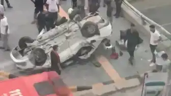 İskenderun'da Trafik Kazası: Bariyerlere Çarpan Otomobil Takla Attı, 2 Ölü, 3 Yaralı