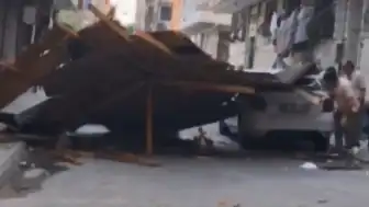 İstanbul'da Şiddetli Fırtına: 4 Katlı Binanın Çatısı Uçtu