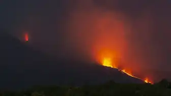 İtalya'da Etna Yanardağı'nda Volkanik Hareketlilik: Uçuşlar Askıya Alındı
