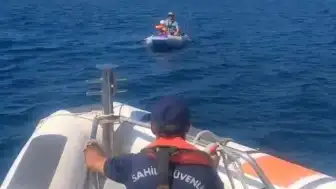 İzmir Foça Açıklarında Denize Sürüklenen Lastik Botta Mahsur Kalanlar Kurtarıldı