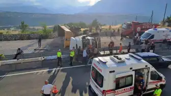 Karabük'te kontrolden çıkan çakıl yüklü tır devrildi: 1 yaralı