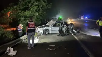 Kocaeli Anadolu Otoyolu'nda tırın otomobile çarpması sonucu 1 çocuk hayatını kaybetti