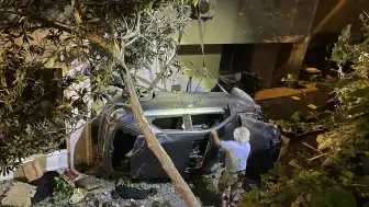 Kocaeli Gölcük'te Otomobil Apartman Boşluğuna Devrildi: 2 Yaralı