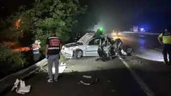Kocaeli'de tırın arızalı otomobile çarpması sonucu 1 çocuk yaşamını yitirdi, 3 kişi yaralandı