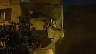 Küçükçekmece'de 5 Katlı Binanın Balkonunda Çökme Meydana Geldi