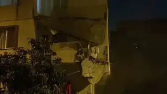 Küçükçekmece'de Balkonları Çöken Bina Tahliye Edildi
