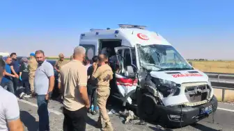 Nusaybin'de Ambulansın Karıştığı Zincirleme Trafik Kazası: 3 Yaralı