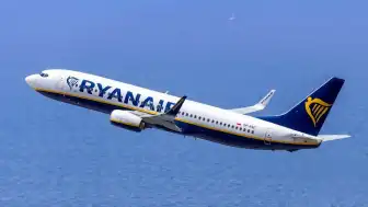 Ryanair Uçuşunda Pencere Kopması: Bir Yolcu Bacaklarından Tutularak Kurtarıldı