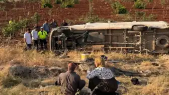 Şanlıurfa Suruç'ta Tarım İşçilerini Taşıyan Minibüs Şarampole Devrildi: 22 Yaralı