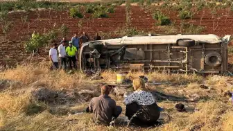 Şanlıurfa'da Tarım İşçilerini Taşıyan Minibüs Devrildi: 22 Yaralı