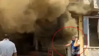 Selahaddin Eyyubi Mahallesi'nde Mağaza Yangını: Bir Kişi Alevlere Hortumla Müdahale Etti