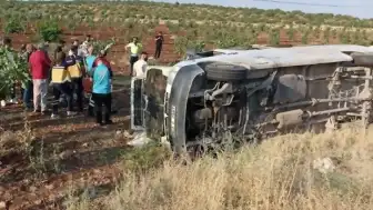 Suruç'ta Tarım İşçilerini Taşıyan Minibüs Şarampole Devrildi: 22 Yaralı