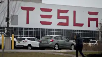 Tesla Sürücüsü Kazadan Önce Gaz Pedalına Tam Bastı: Otonom Sistem Devre Dışı Kaldı