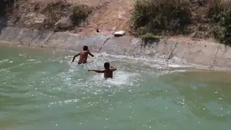 Adana'da Tehlikeli Serinlik: Sulama Kanalında Yüzme Tartışması