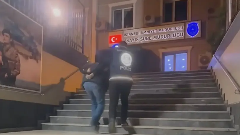İstanbul'da Polis Yeleğiyle Sosyal Medya Yayını Yapan Şüpheli Gözaltına Alındı