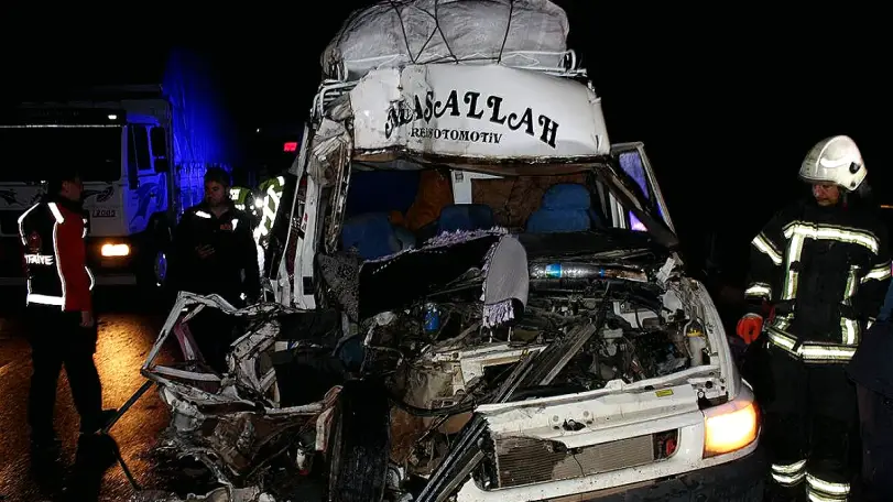 Aksaray'da Tarım İşçilerini Taşıyan Minibüs TIR'a Çarptı: 12 Yaralı