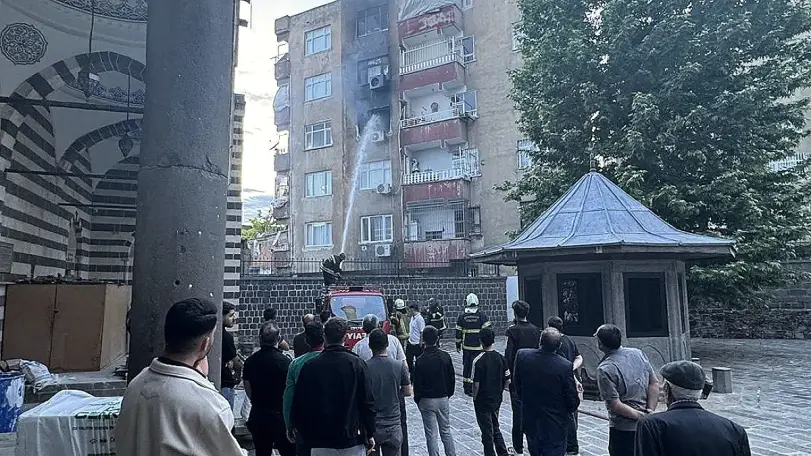 Diyarbakır'da Ev Yangını: Bir İtfaiye Eri Yaralandı, İki Kişi Dumandan Etkilendi
