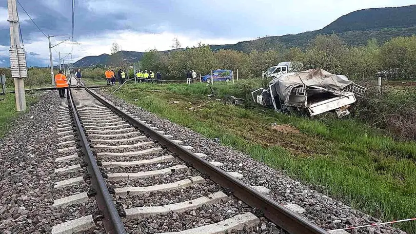 Hemzemin Geçitte Tren Kamyonete Çarptı: 4 Yaralı