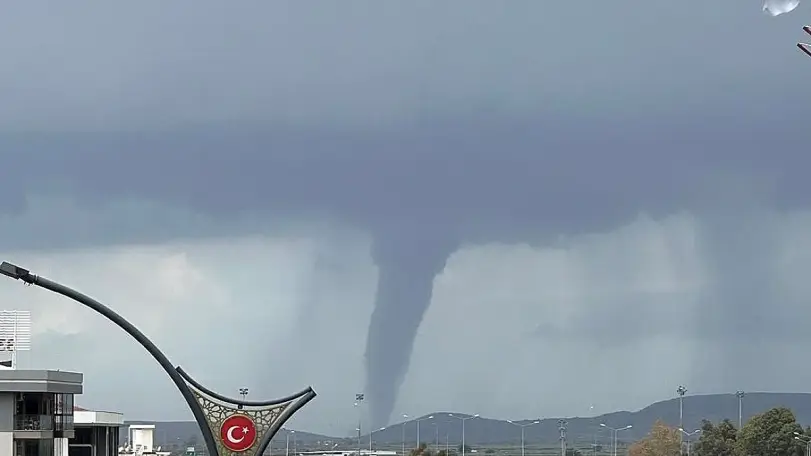 İzmir'in Menemen ilçesinde hortum oluştu