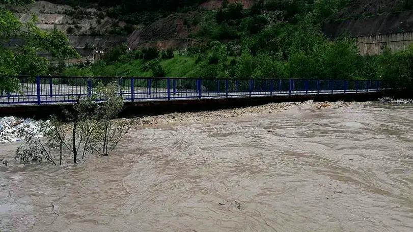 Kelkit Çayı'nda Debisi Yükseldi, Yeşilçam Köprüsü Ulaşıma Kapatıldı