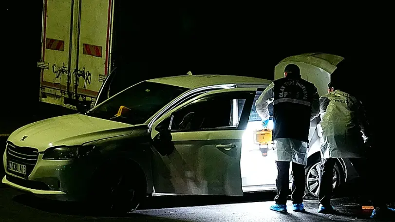 Küçükçekmece'de Polisten Kaçan Şüpheliler Kovalamaca Sonucu Yakalandı: Bir Polis Memuru Yaralandı