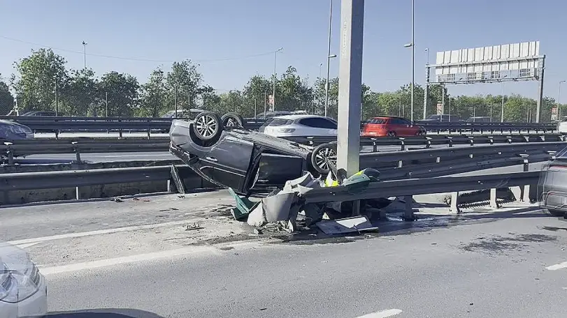 Küçükçekmece'de Trafiği Etkileyen Kaza: Otomobil Takla Attı