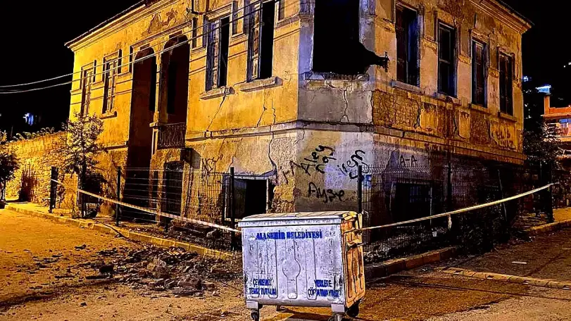 Manisa'da Tarihi Bina Çöktü: Bir Araç Hasar Gördü