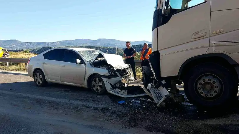 Mersin'de Trafik Kazası: Anne ve Kızı Hayatını Kaybetti, Baba Ağır Yaralandı