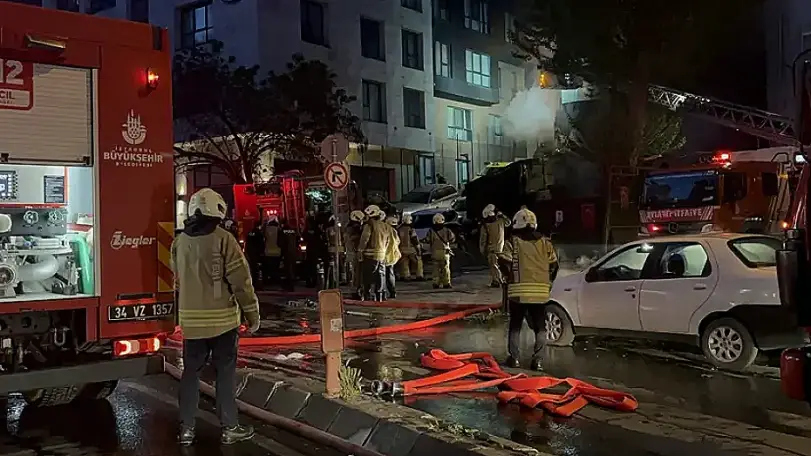 Motosiklette Çıkan Yangın 4 Katlı Binayı Sardı