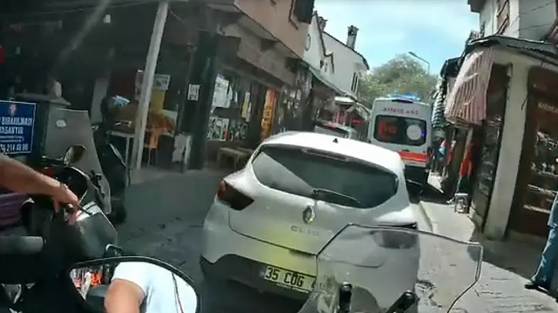 Muğla'da Dar Sokakta Hatalı Park Edilen Otomobil Ambulansa Engel Oldu