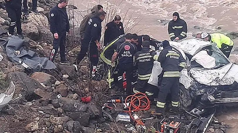 Otomobil dereye yuvarlandı: 2 kişi hayatını kaybetti, 1 kişi yaralandı