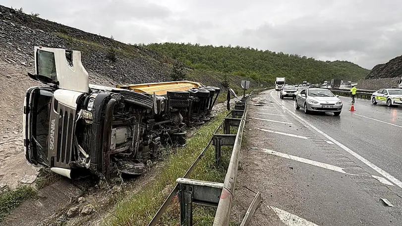 Samsun'da Zincirleme Kaza: 2 TIR Çarpıştı, 2 Kişi Yaralandı
