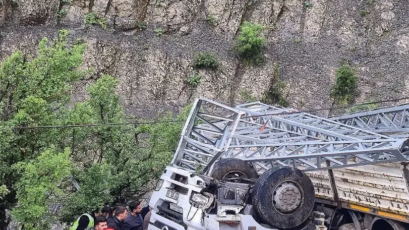 Şırnak-Uludere Karayolunda Elektrik Direği Yüklü Kamyon Şarampole Yuvarlandı: 1 Kişi Hayatını Kaybetti